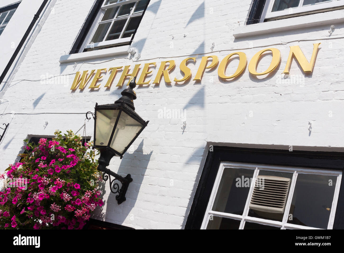 Un primo piano sul logo Wetherspoon sulla ruota di Catherine pub a Henley-on-Thames Foto Stock
