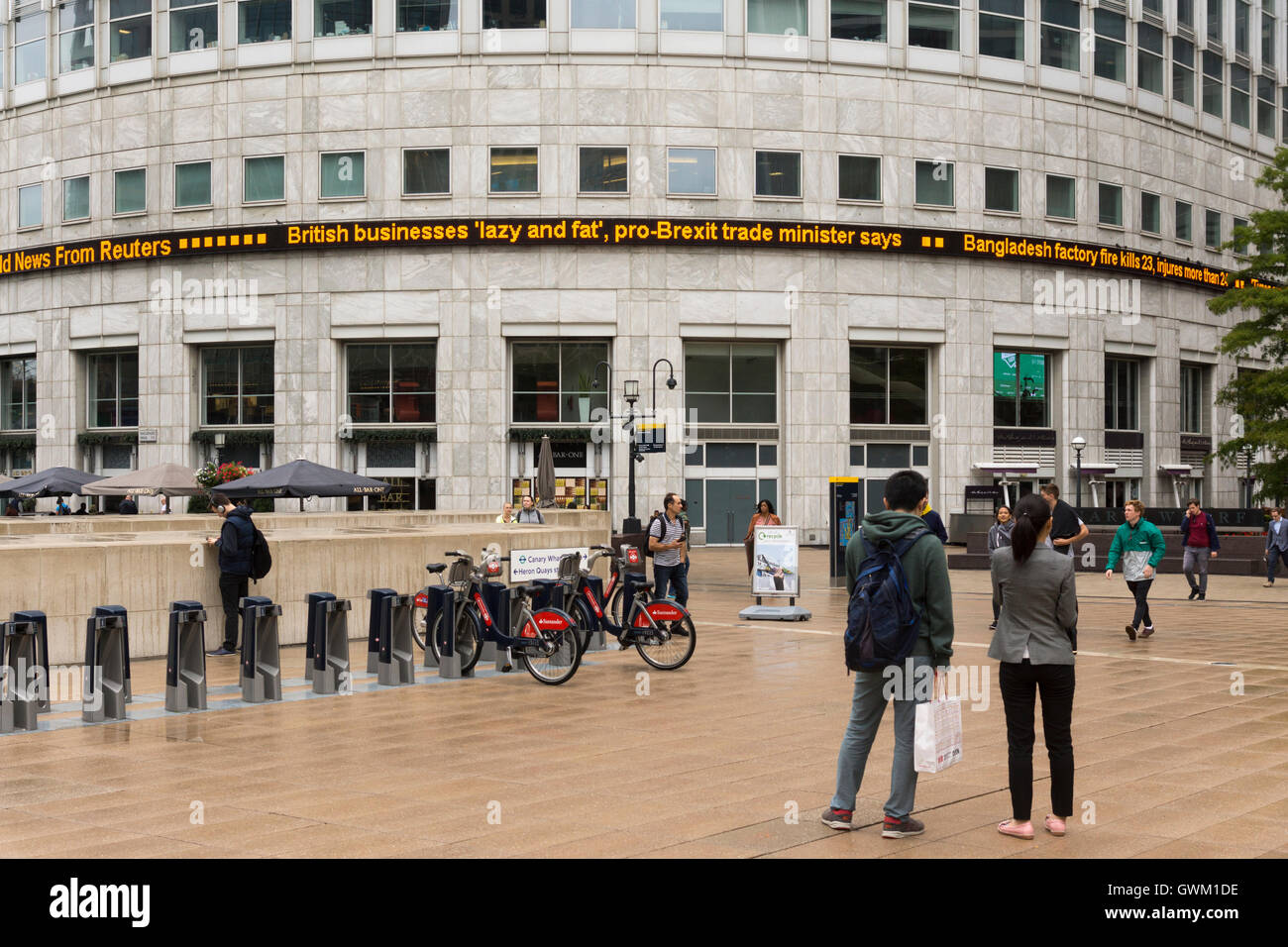 Un Brexit headline sul lato di Thompson Reuters edificio a Canary Wharf, Londra Foto Stock
