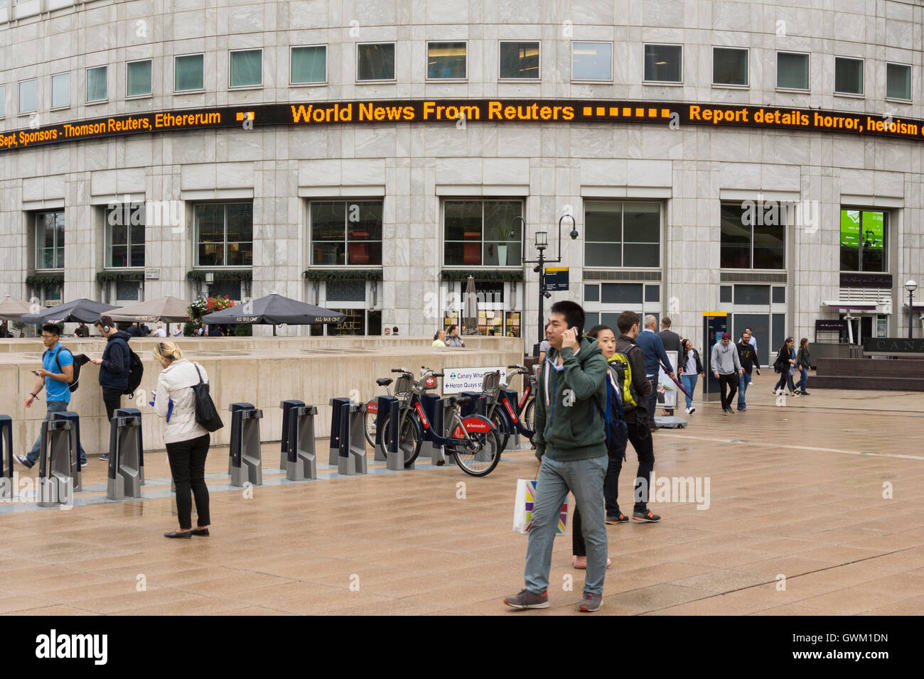 News Pubblicità sul lato di Thompson Reuters edificio a Canary Wharf, Londra Foto Stock
