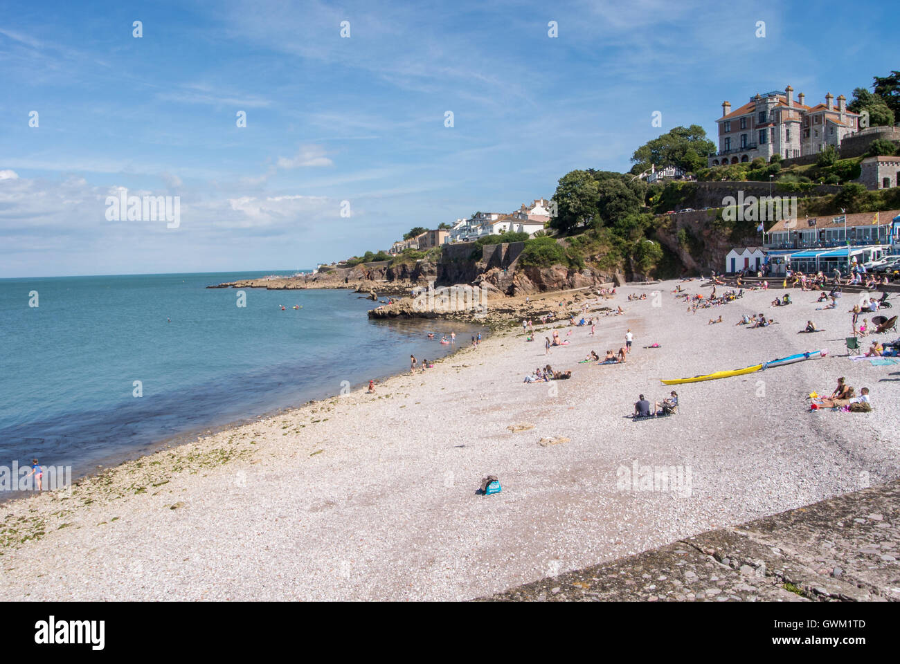 Per vacanza a prendere il sole sulla spiaggia di Brixham su una soleggiata giornata d'estate Foto Stock