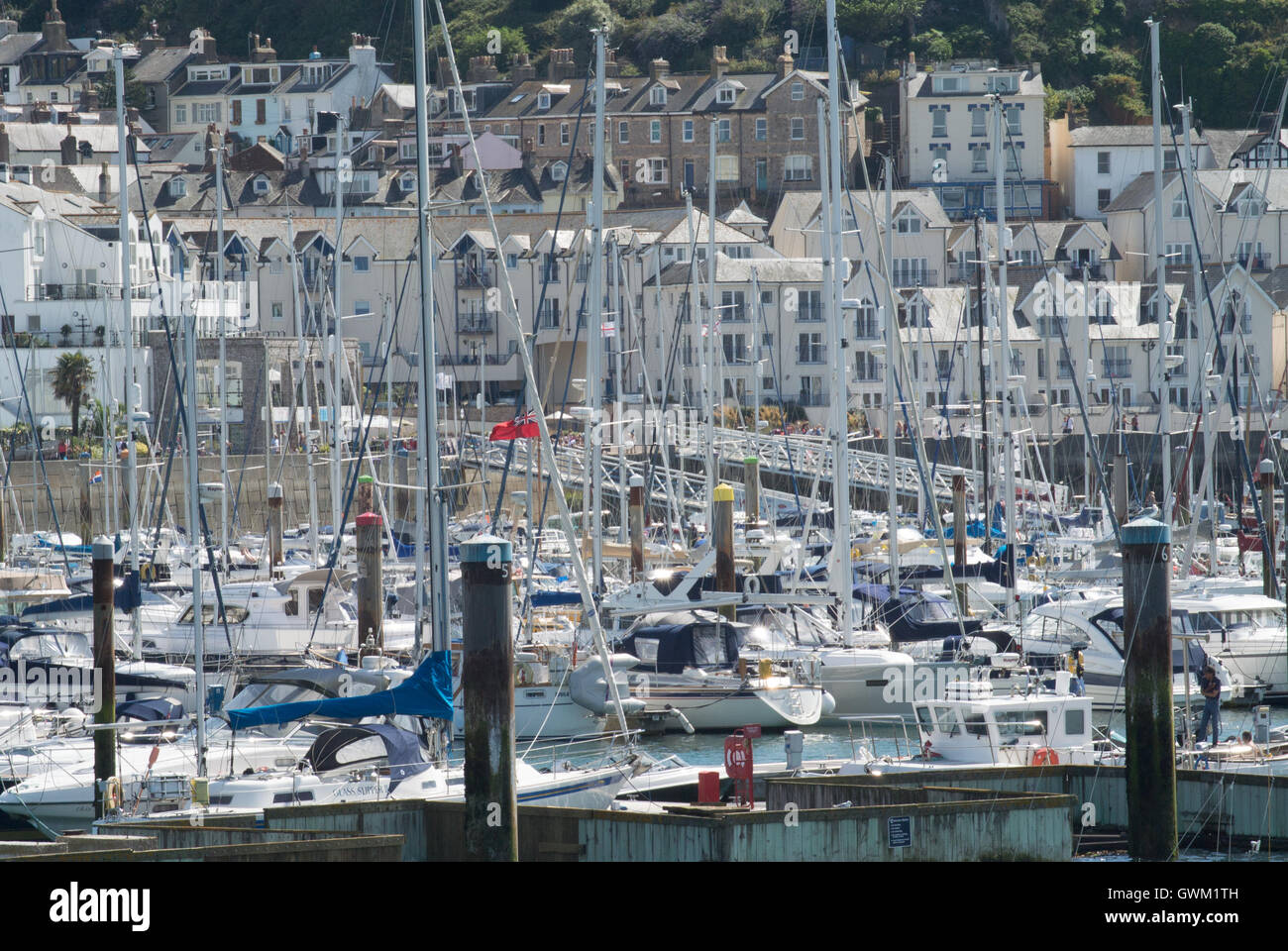 Yacht ormeggiati ormeggiata nel porto di Brixham Foto Stock