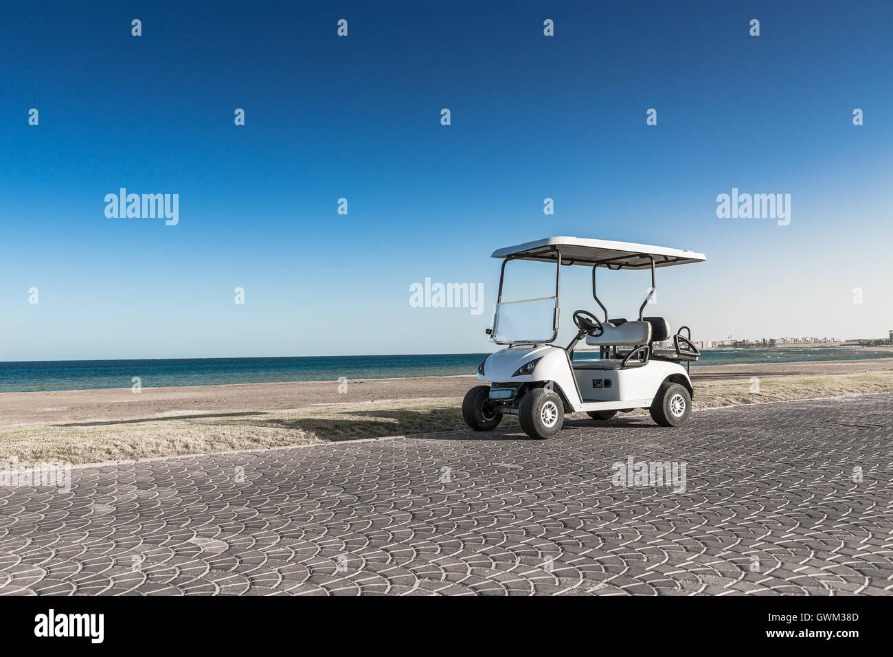 White Golf elettrico auto sulla strada Foto Stock