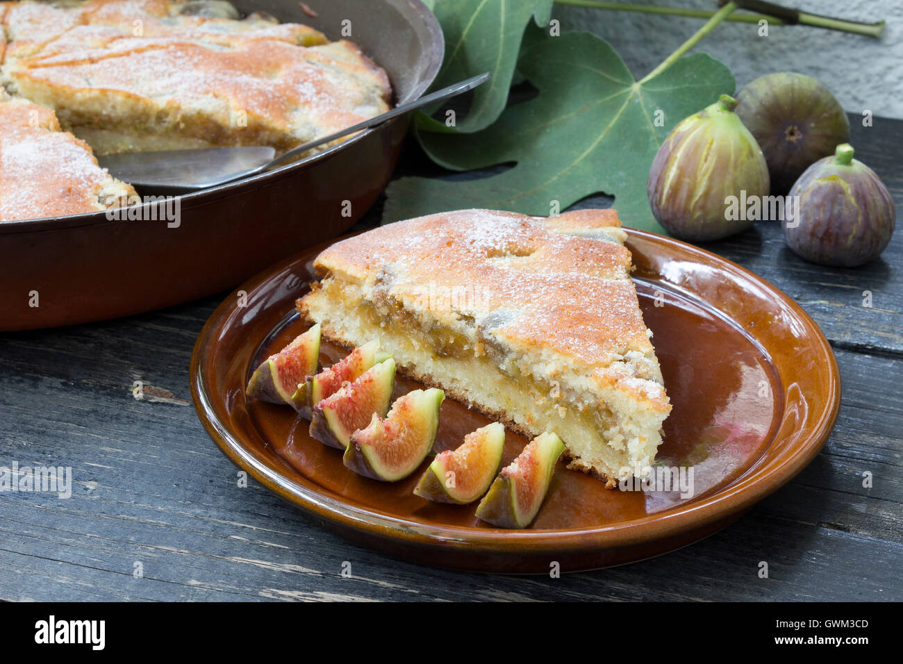 Pezzo di torta con fichi Foto Stock