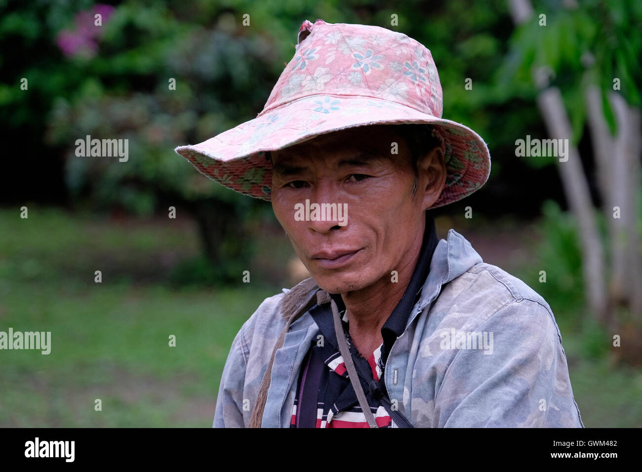 Un membro della collina Lisu tribù Tibeto-Burman un gruppo etnico che abitano nelle regioni montane della omonima provincia, Chiang Mai nel nord della Thailandia. Il Lisu sono i discendenti diretti degli indigeni semi-nomadi del Tibet. Negli ultimi 300 anni o così per politici e motivi di sopravvivenza di molte delle persone che hanno scelto di migrare verso il basso attraverso la Cina, Birmania e Laos e più recentemente la Thailandia. Foto Stock