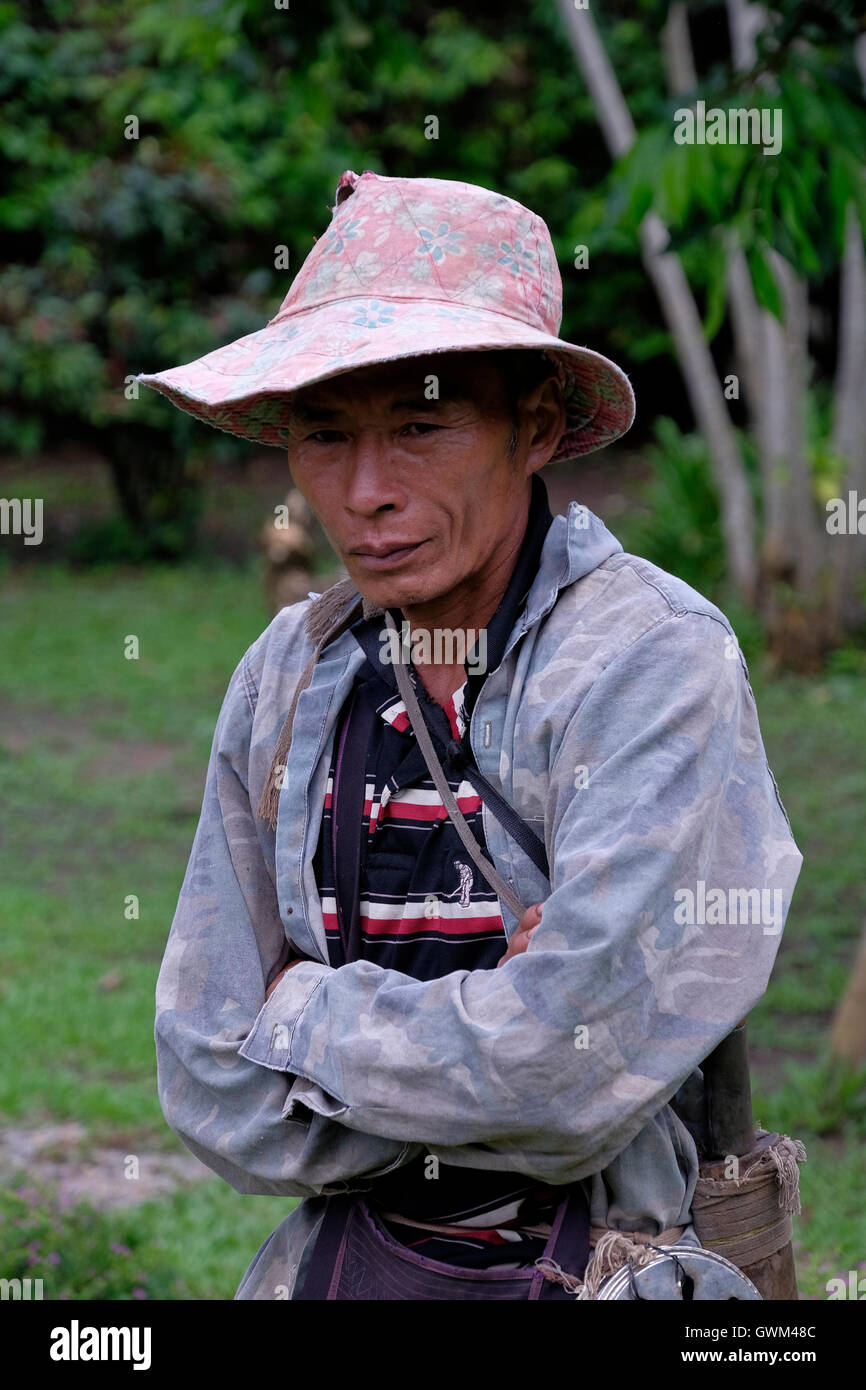 Un membro della collina Lisu tribù Tibeto-Burman un gruppo etnico che abitano nelle regioni montane della omonima provincia, Chiang Mai nel nord della Thailandia. Il Lisu sono i discendenti diretti degli indigeni semi-nomadi del Tibet. Negli ultimi 300 anni o così per politici e motivi di sopravvivenza di molte delle persone che hanno scelto di migrare verso il basso attraverso la Cina, Birmania e Laos e più recentemente la Thailandia. Foto Stock