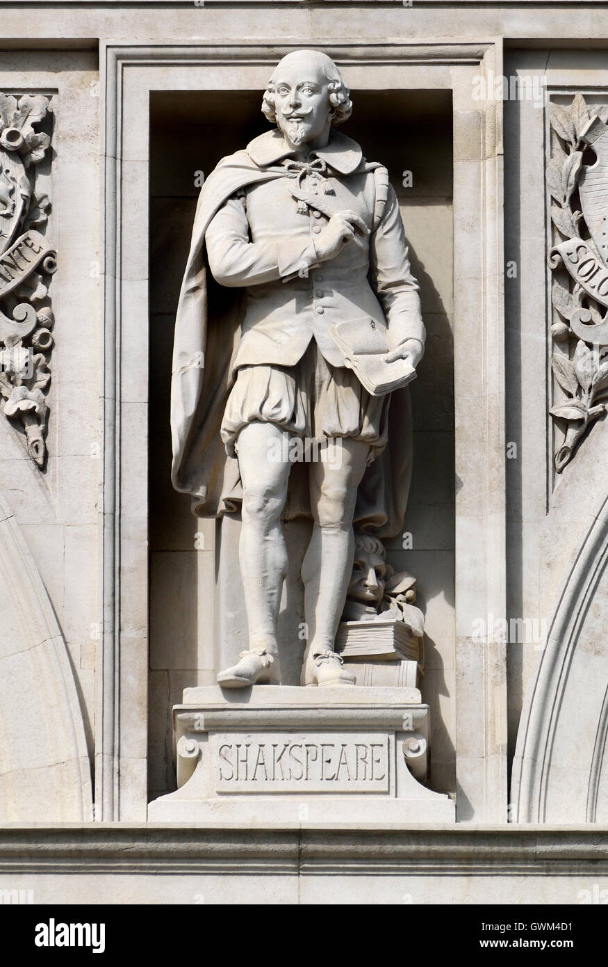 Londra, Inghilterra, Regno Unito. City of London School, Victoria Embankment. Statua sulla facciata: William Shakespeare Foto Stock