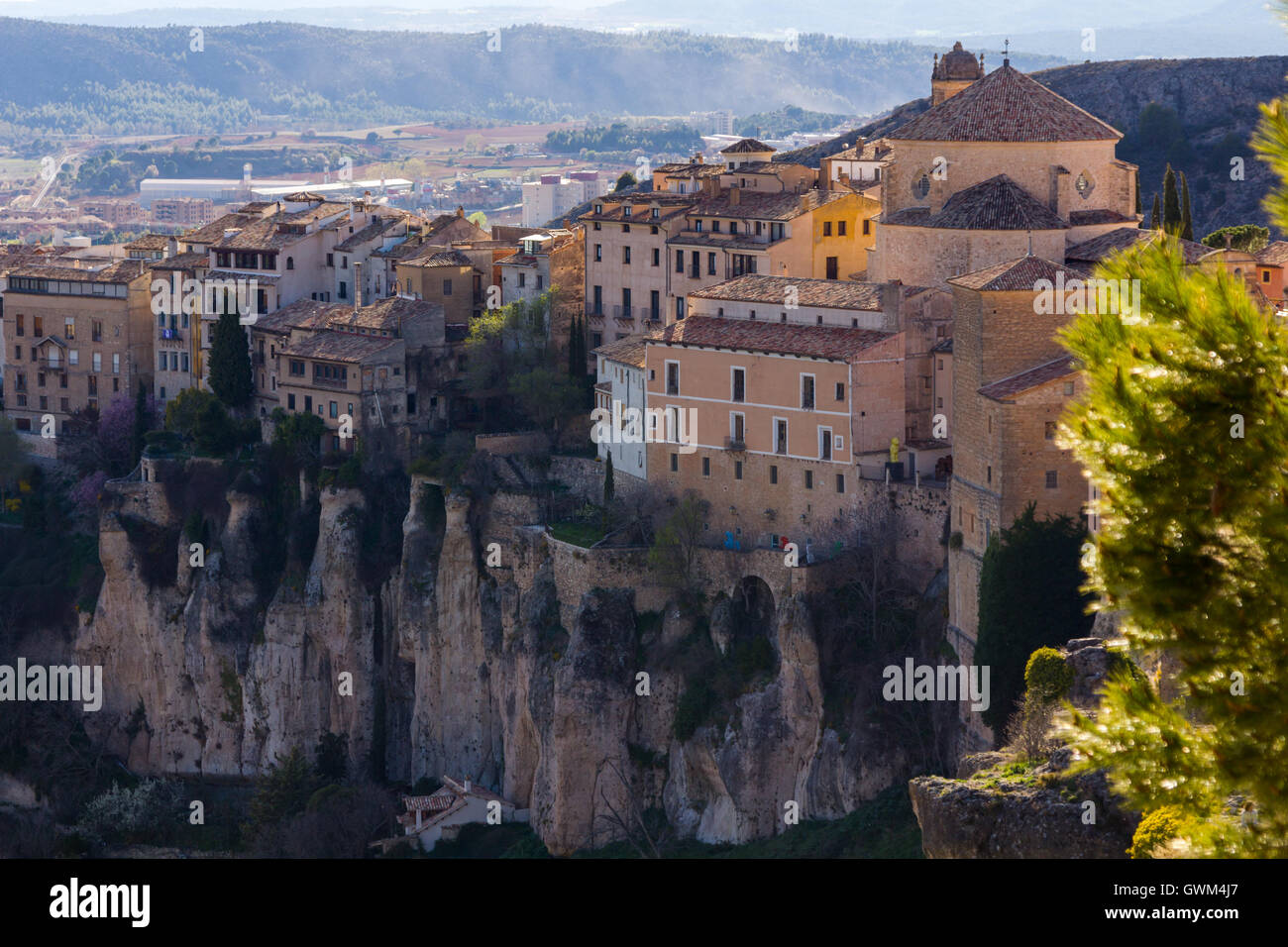 Edificio di stile moderno che ospita un grande città Foto Stock