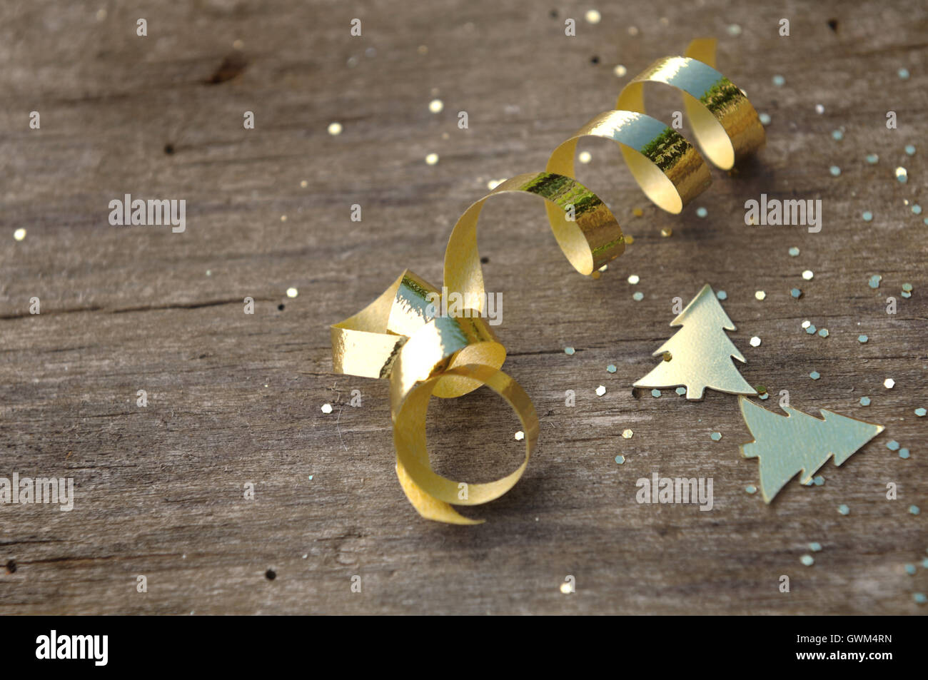 Golden ribbon e coriandoli su un asse di legno Foto Stock