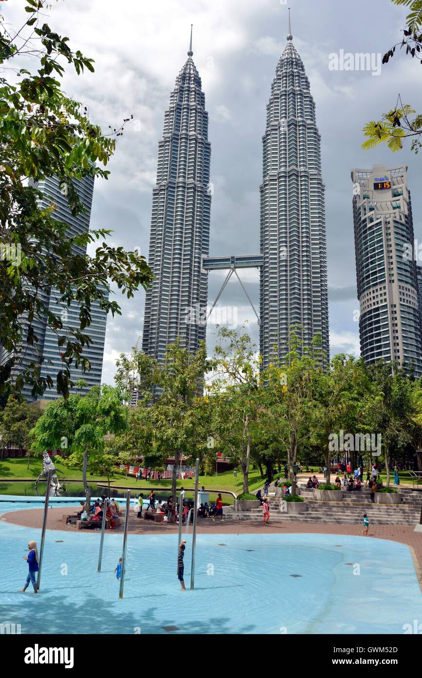 Vista delle Torri Petronas da KLCC Park Foto Stock