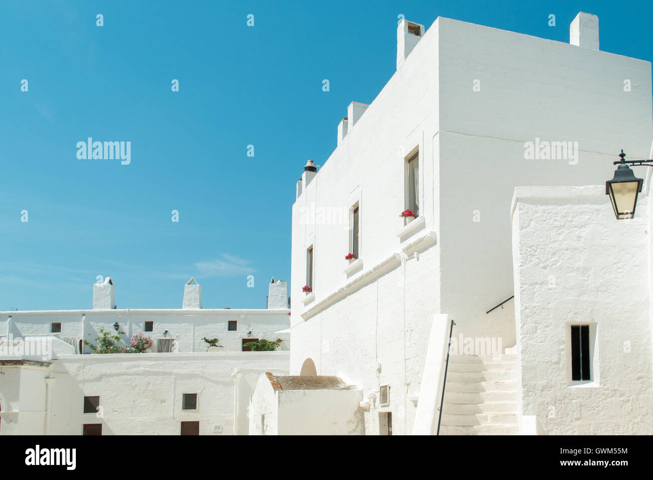 Casa bianco antico mare antico sky italia puglia sud Foto Stock