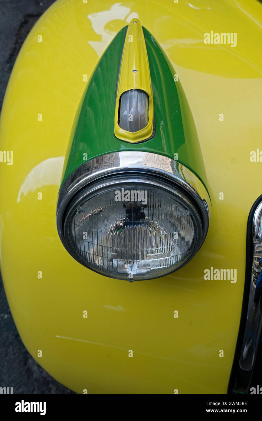 Dettaglio di un faro di un rinnovato 1946 Chevrolet parcheggiata nel Greenwich Village a Manhattan, New York City. Foto Stock