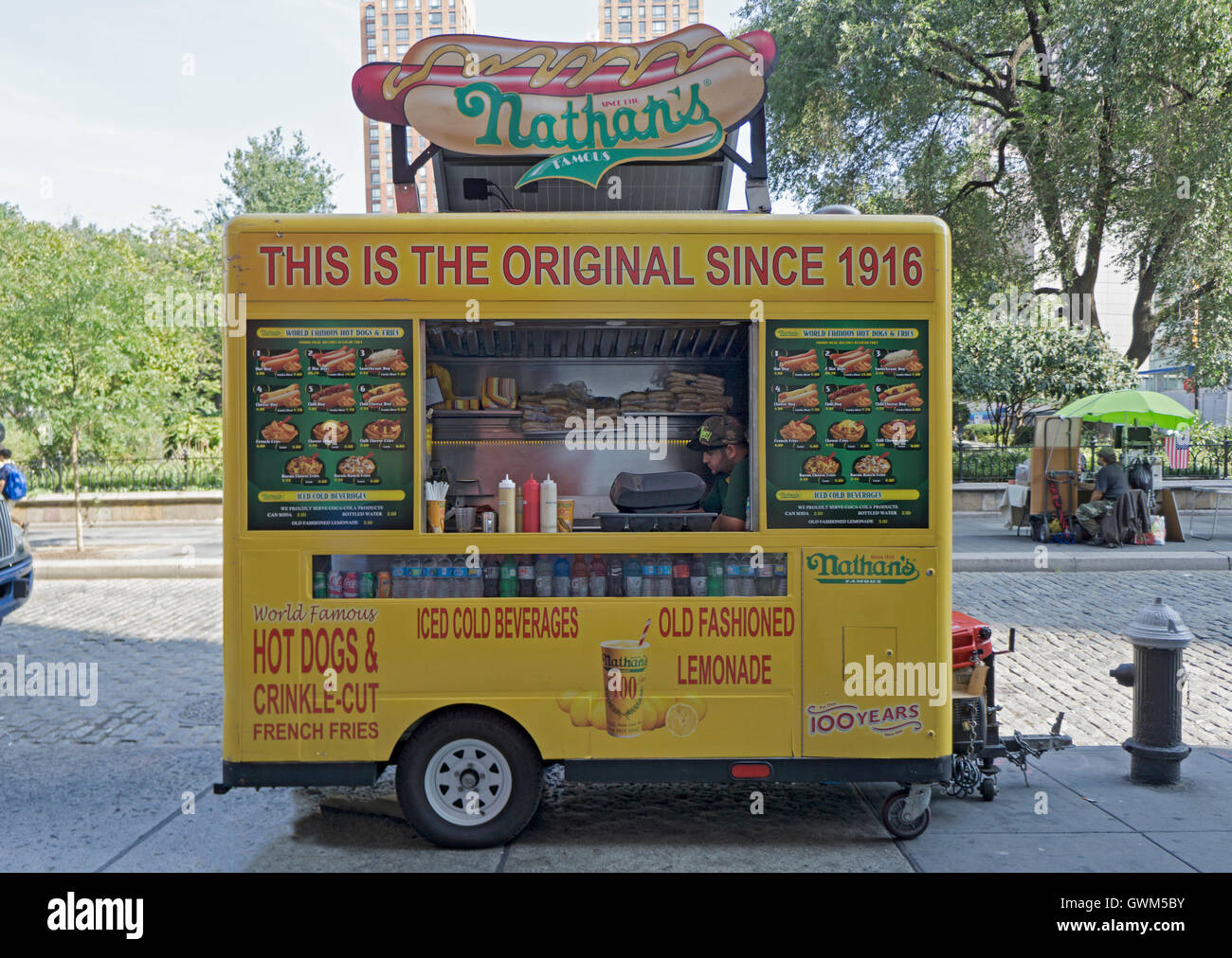 In un piccolo stand di Nathan iconica del cibo nei pressi di Union Square Park a Manhattan, New York City Foto Stock