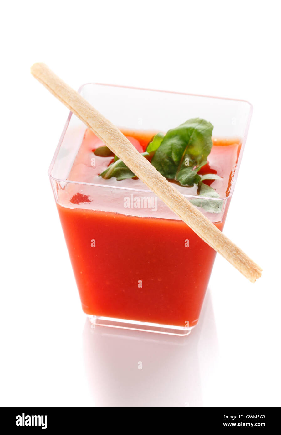 Il succo di pomodoro in un bicchiere su sfondo bianco Foto Stock