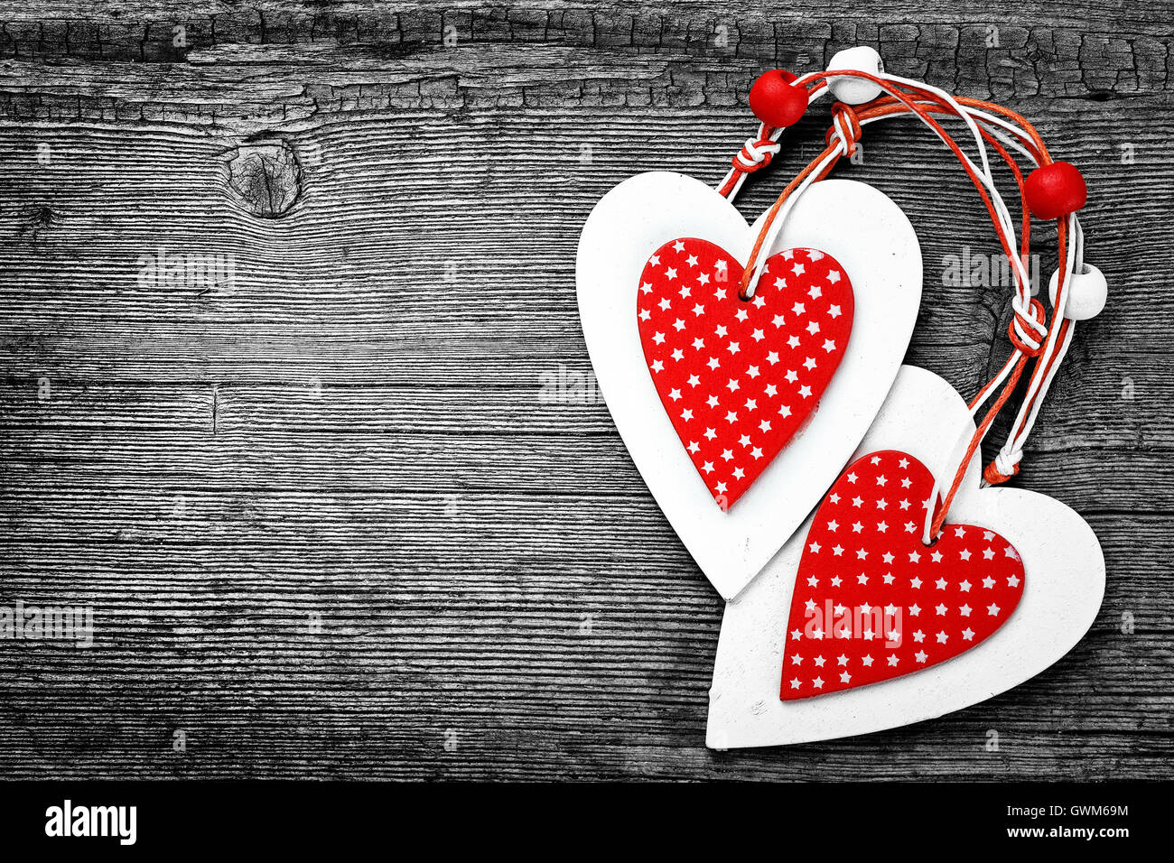 Il bianco e il rosso cuori in legno, di sfondo per i messaggi di saluto il giorno di San Valentino.Le foto d'Epoca Foto Stock