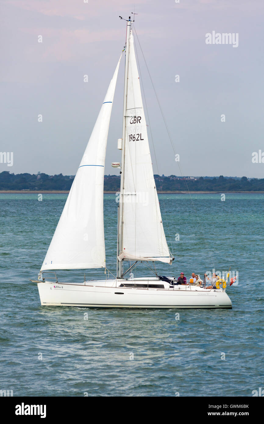 Gruppo in barca a vela nel Solent a bordo di uno yacht Beneteau Oceanis 37 Ellie B a bordo di una barca a vela a Solent UK a settembre Foto Stock