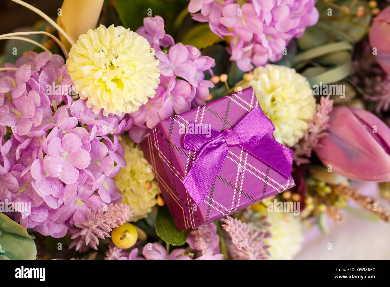 La decorazione floreale con box per un regalo Foto Stock