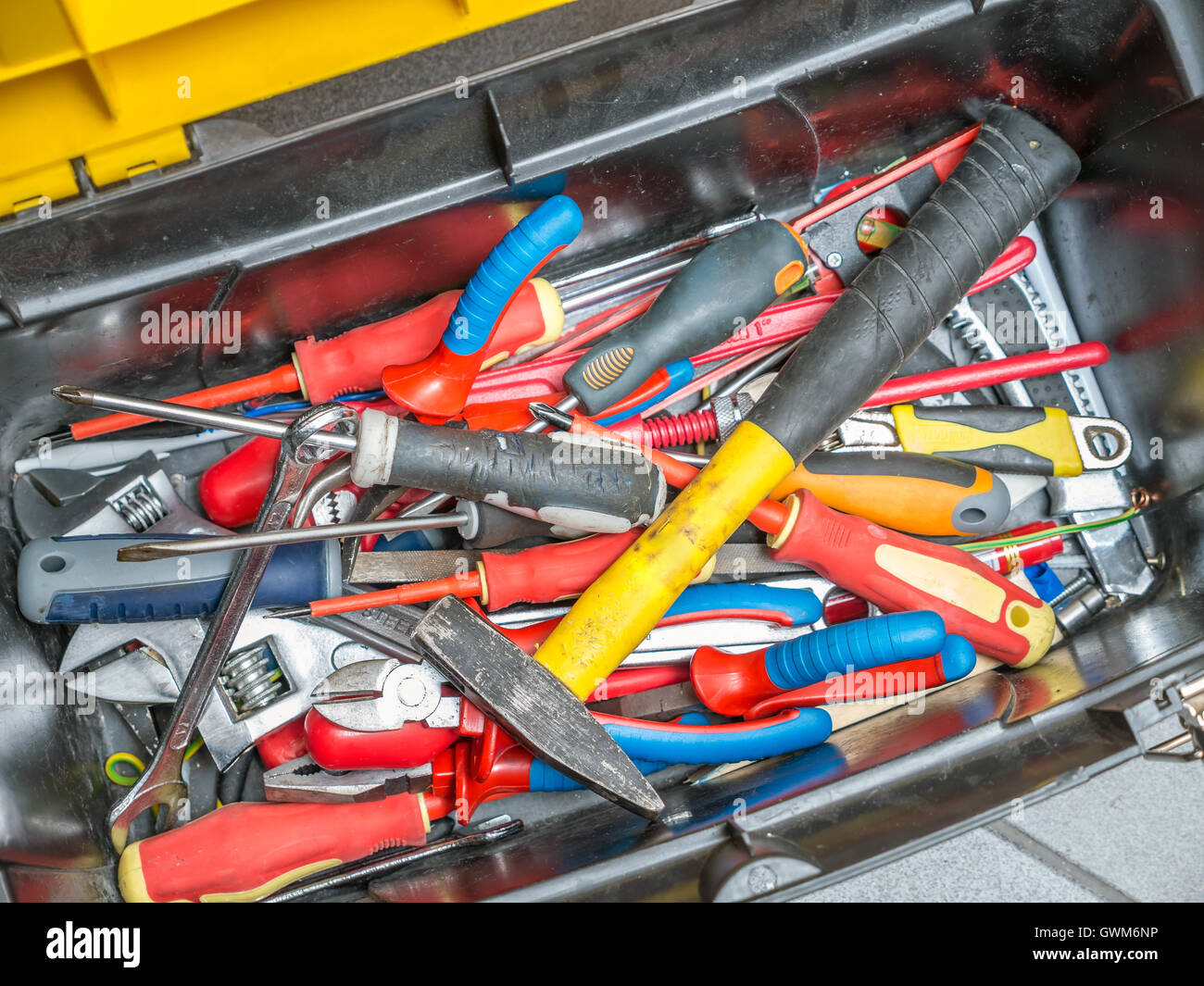 La cassetta degli attrezzi di plastica piena di utensili a mano il colpo da sopra Foto Stock