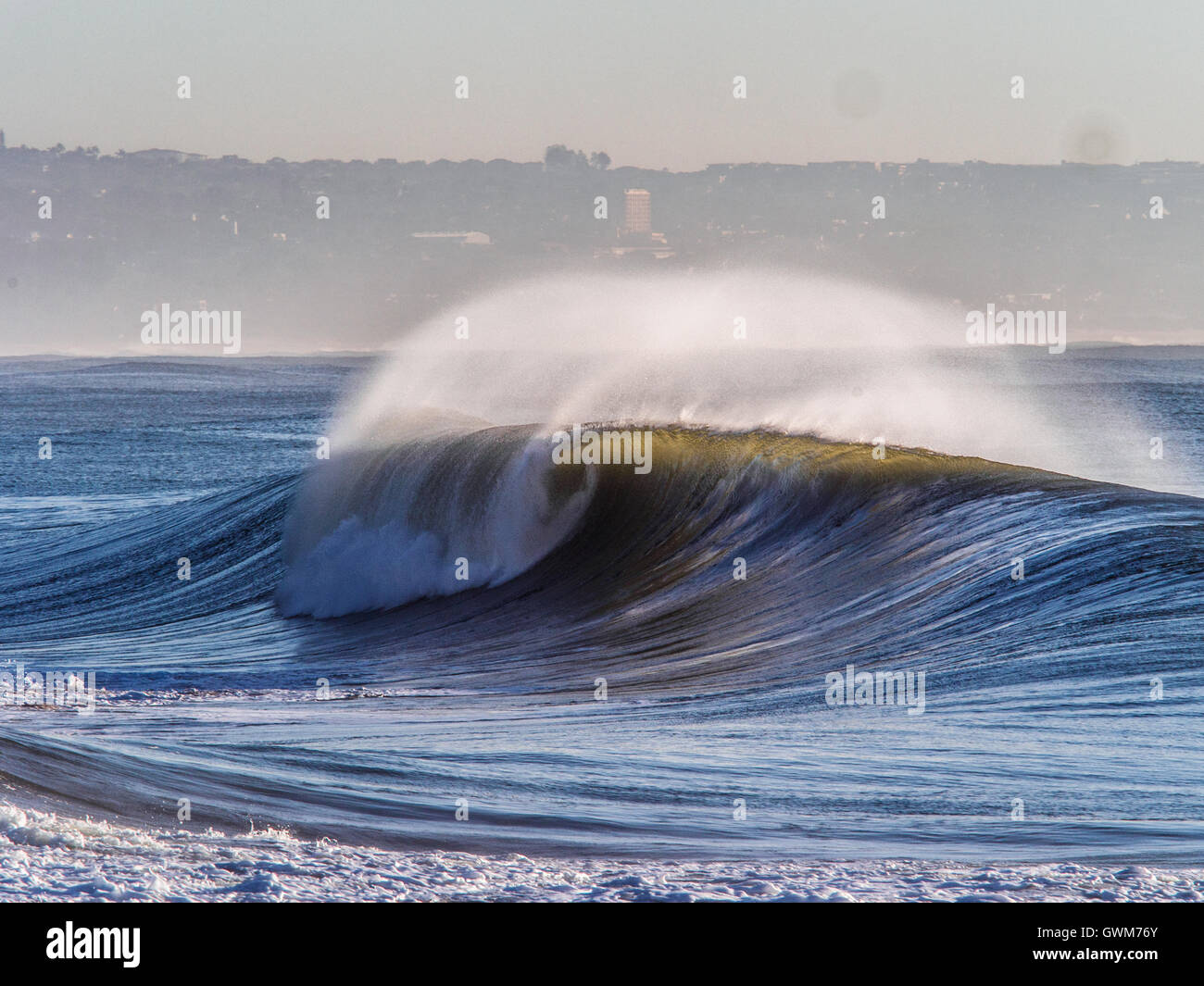 L'inverno porta il meglio si gonfia alla città di Durban sulla costa orientale del Sud Africa Foto Stock