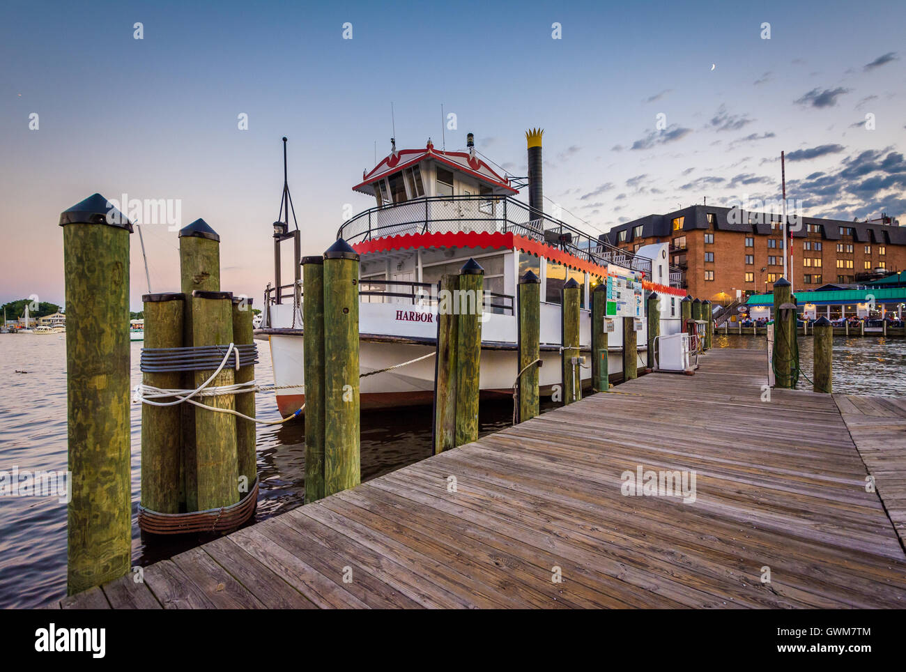 Pier e barca sul lungomare, in Annapolis, Maryland. Foto Stock