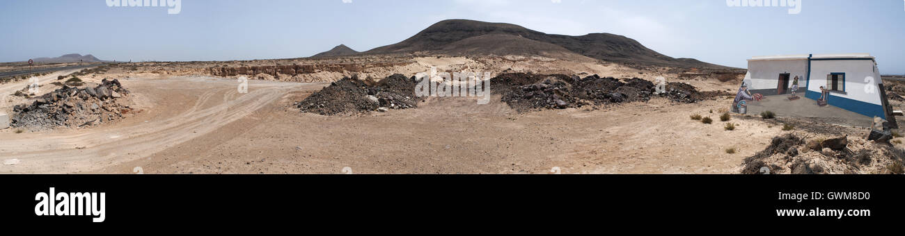 Fuerteventura: una casa dipinta nel paesaggio delle Canarie sulla strada tra Lajares e El Cotillo Foto Stock