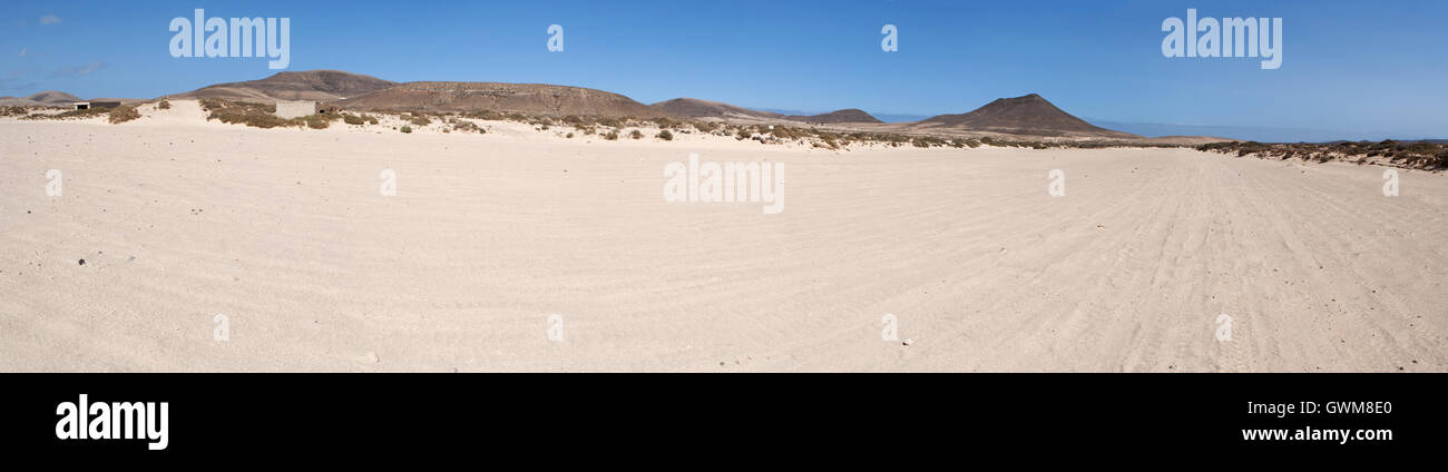 Fuerteventura: il paesaggio delle Canarie off road sulla strada tra Lajares e El Cotillo Foto Stock