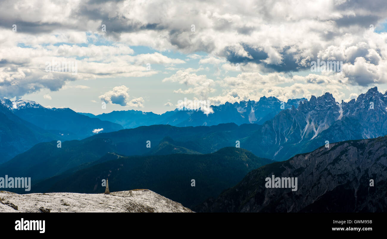 Neve e vista sulla montagna Italia Alpi Dolomiti Foto Stock