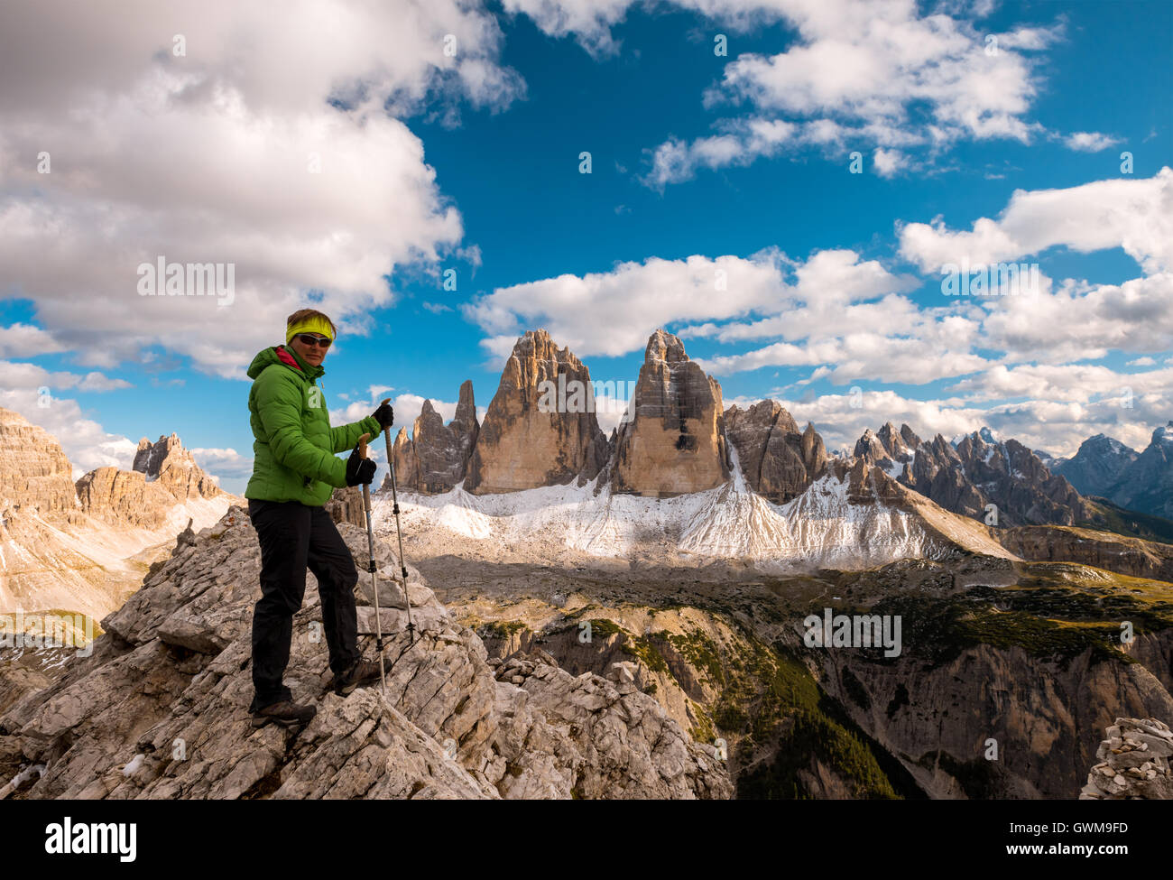 Donna escursionista sulla cima della montagna, Dolomiti, Italia Foto Stock