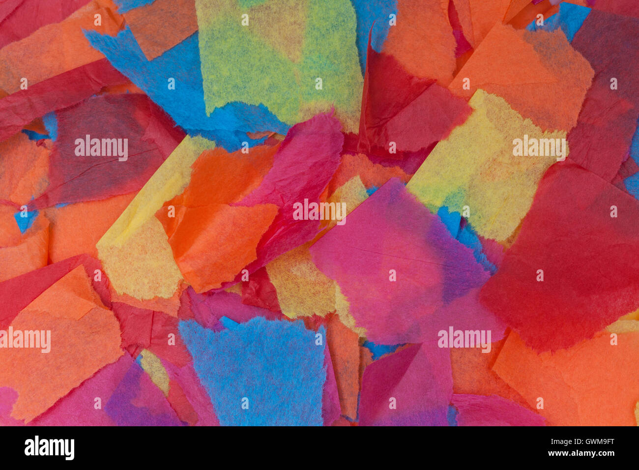 La carta velina colorata strappata in pezzature di diverse dimensioni Foto  stock - Alamy