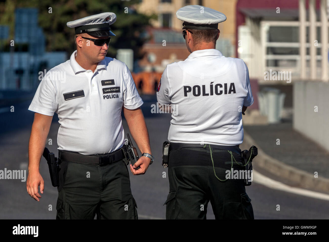 La polizia slovacca per le strade di Bratislava, Slovacchia, Europa Foto Stock