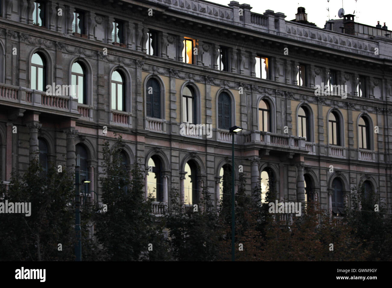 Un bellissimo edificio nel centro di Milano, Italia Foto Stock