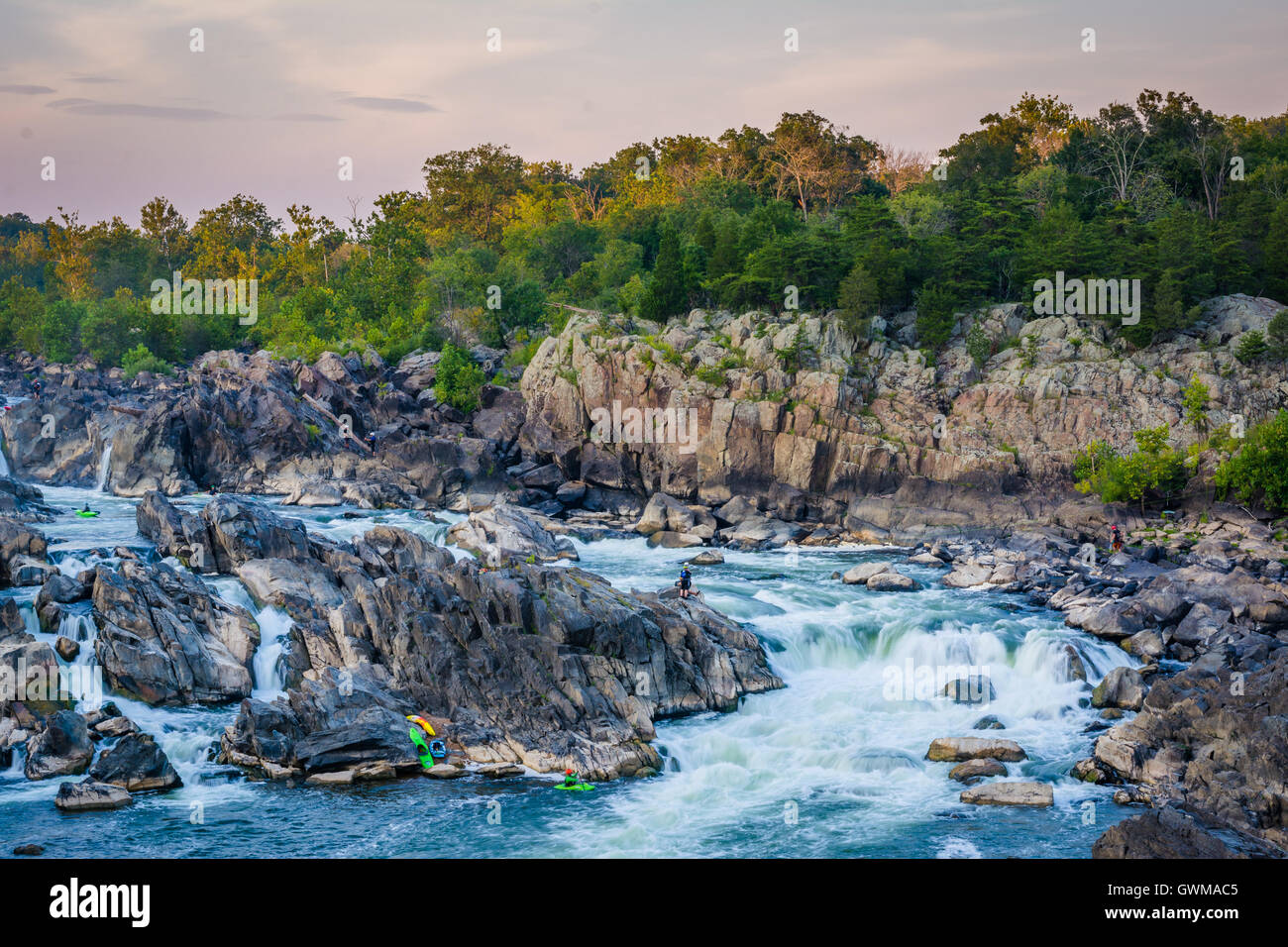 Vista di rapide nel fiume Potomac al tramonto, a Great Falls Park, Virginia. Foto Stock