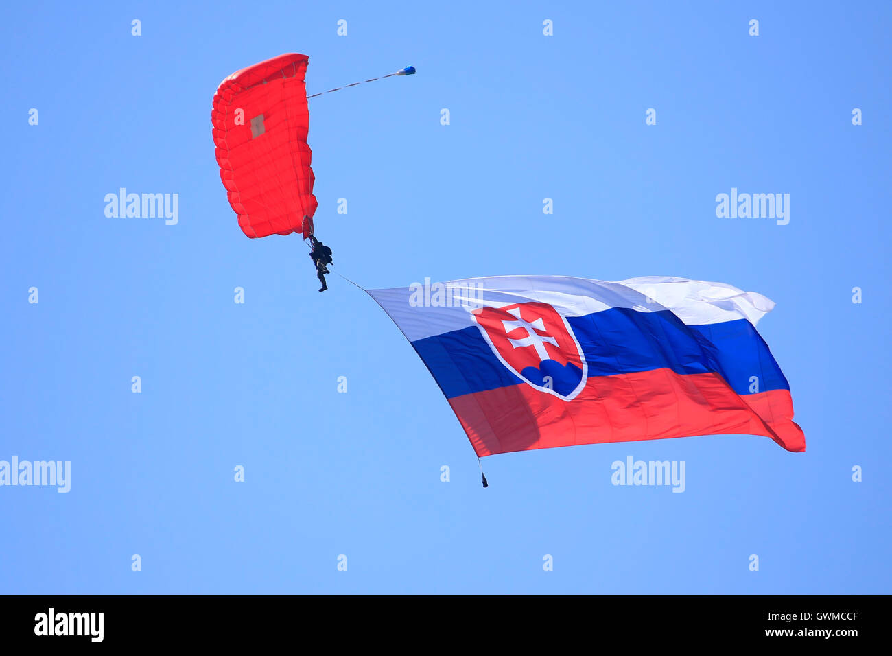 Parachutist con bandiera Slovakai nell'aria a SIAF in airshow Sliac, Slovacchia Foto Stock