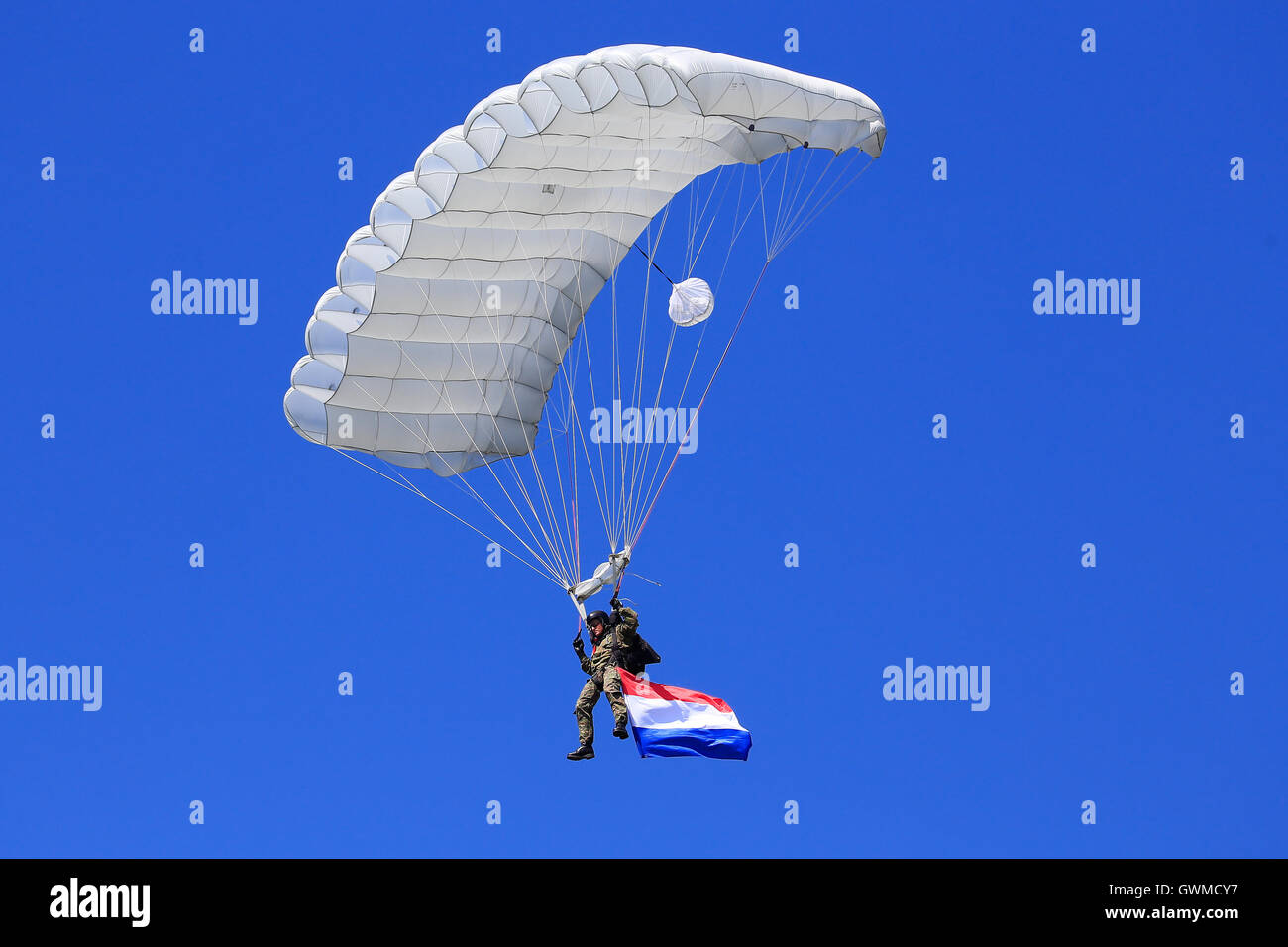 Parachutist con bandiera della Francia in aria a SIAF in airshow Sliac, Slovacchia Foto Stock