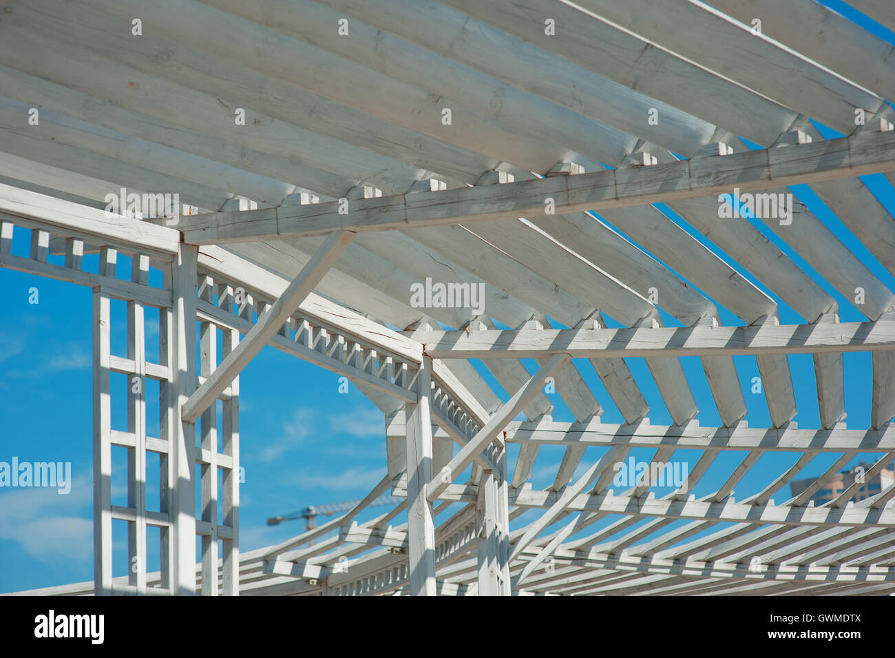 Bianco gazebo nel parco contro il cielo blu Foto Stock