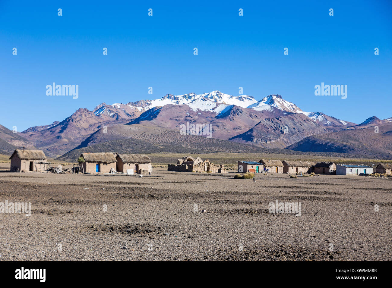 Piccolo borgo di pastori di llama nelle montagne andine. Alta tundra andina nel paesaggio delle montagne delle Ande. Il ci Foto Stock