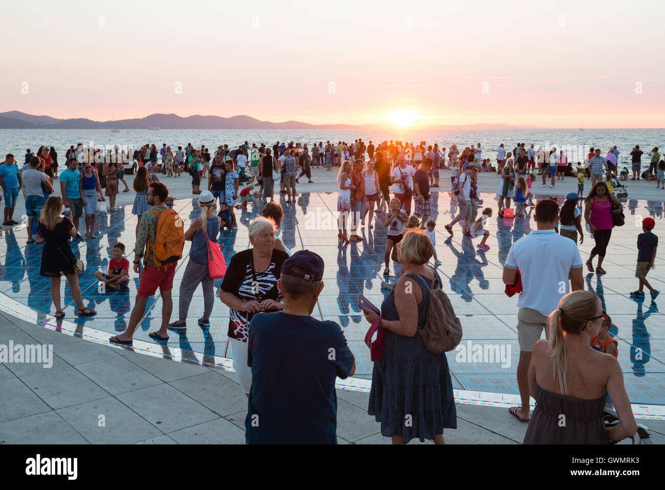 ZADAR, Croazia - 1 Settembre 2016: la gente guarda il tramonto sulla circolare pannello solare installazione urbana " Saluto al sole". Foto Stock