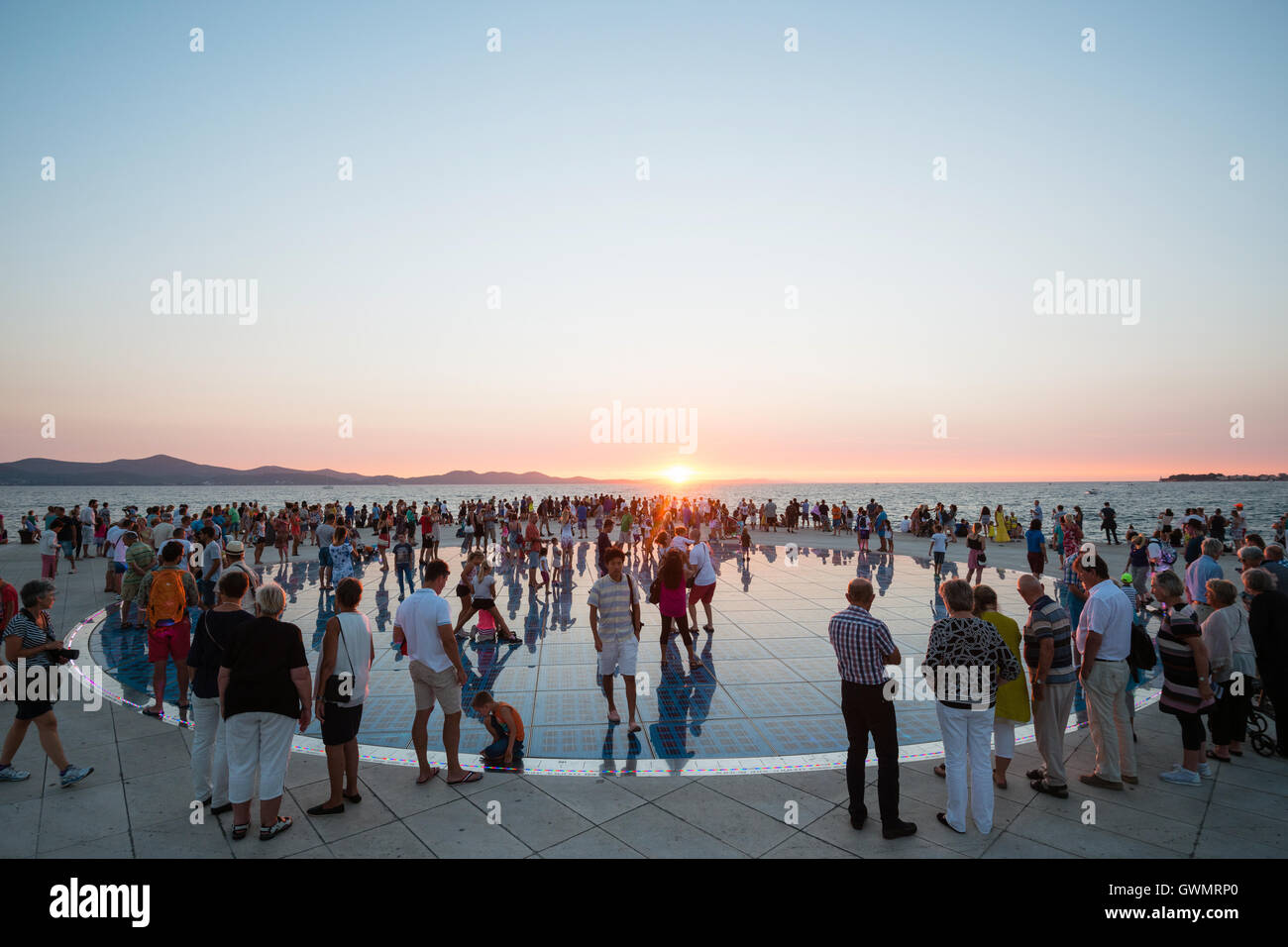 ZADAR, Croazia - 1 Settembre 2016: la gente guarda il tramonto sulla circolare pannello solare installazione urbana " Saluto al sole". Foto Stock