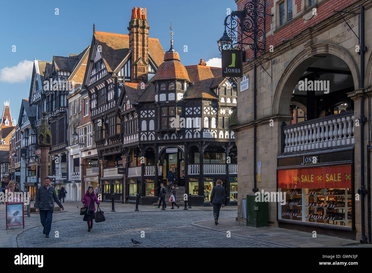 Le righe medievale e la croce, Bridge Street, Chester, Cheshire, Inghilterra, Regno Unito Foto Stock