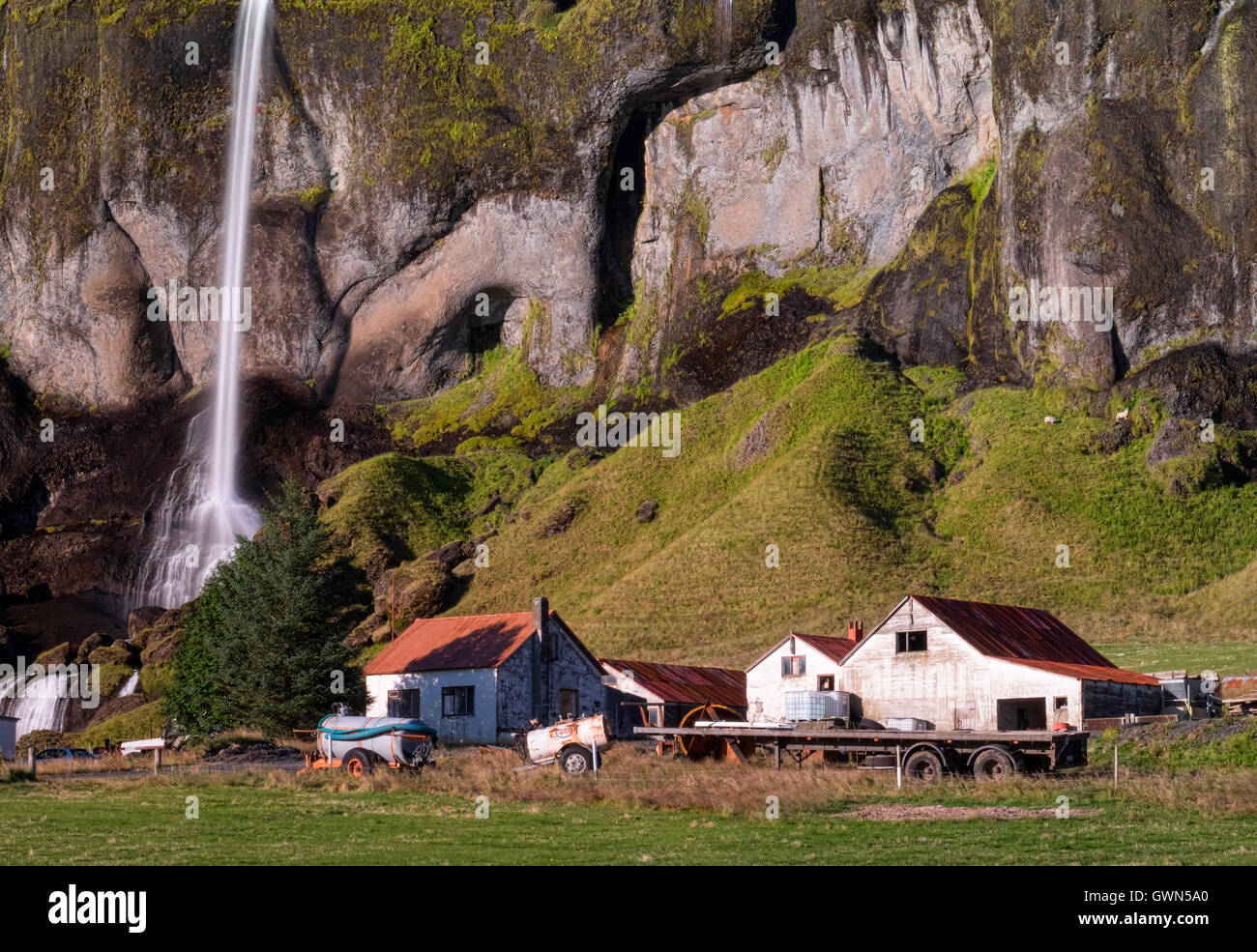 Foss un Sidu cascata & Agriturismo, Dverghamrar, vicino Kirkjubaejarklaustur, Sud dell'Islanda Foto Stock