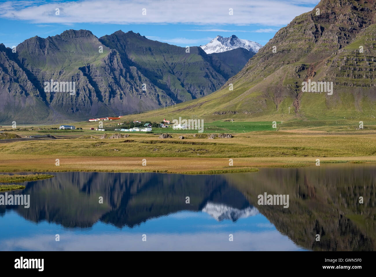 Villaggio islandese di Joklasel annidato sotto il ghiacciaio Vatnajokull, Sud dell'Islanda Foto Stock
