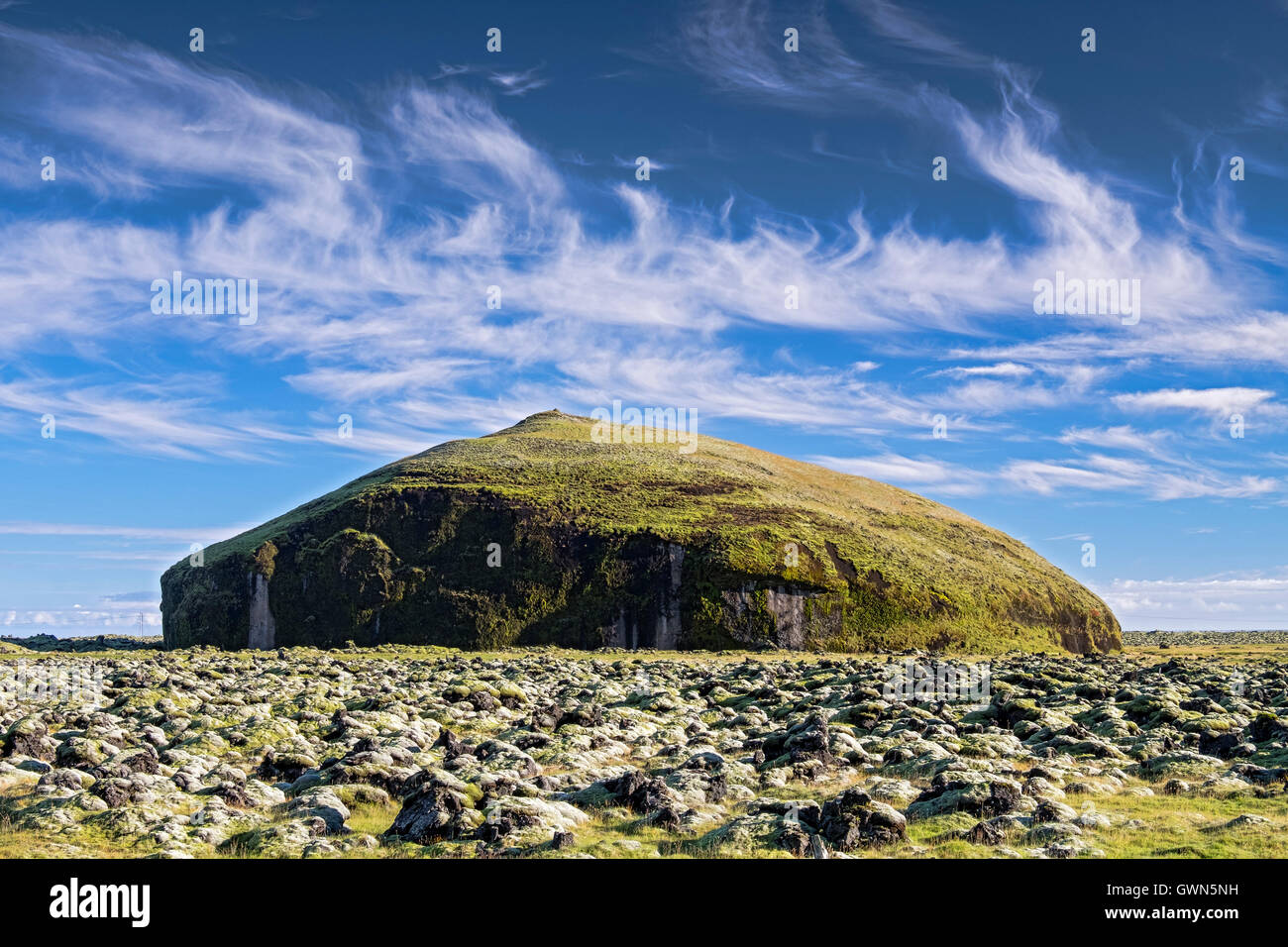 Nuvole Cirrus sopra il Hillock islandese e il campo di Lava, vicino Fagurholsmyri, Parco Nazionale di Skaftafell, Islanda Foto Stock