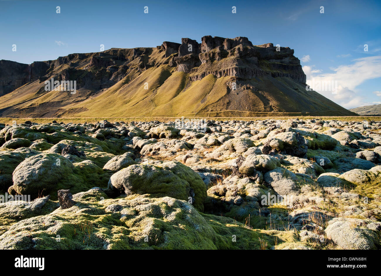 Drammatico paesaggio islandese & Moss coperto campo di lava, vicino Kirkjubaejarklaustur, Sud dell'Islanda Foto Stock