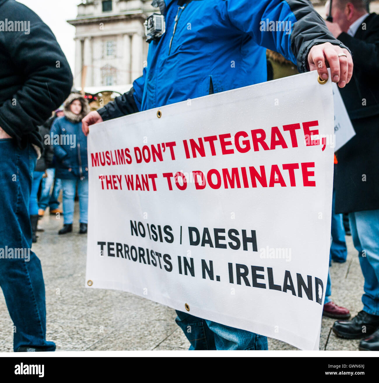 Belfast, Irlanda del Nord. 05 dic 2015 - La coalizione protestante tenere una manifestazione di protesta contro i rifugiati islamici provenienti da Irlanda del Nord. Foto Stock