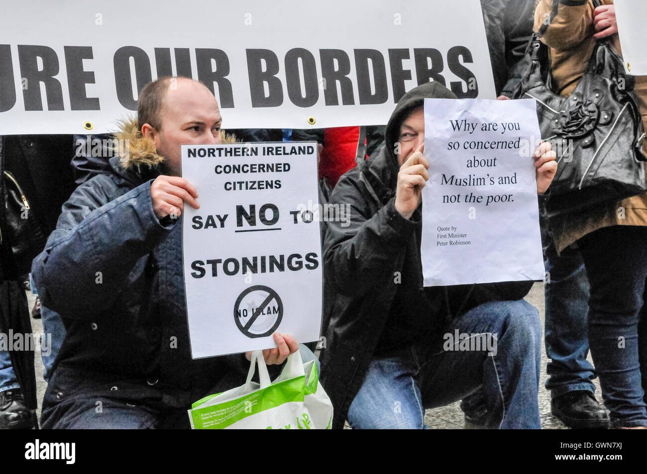 Belfast, Irlanda del Nord. 05 dic 2015 - La coalizione protestante tenere una manifestazione di protesta contro i rifugiati islamici provenienti da Irlanda del Nord. Foto Stock