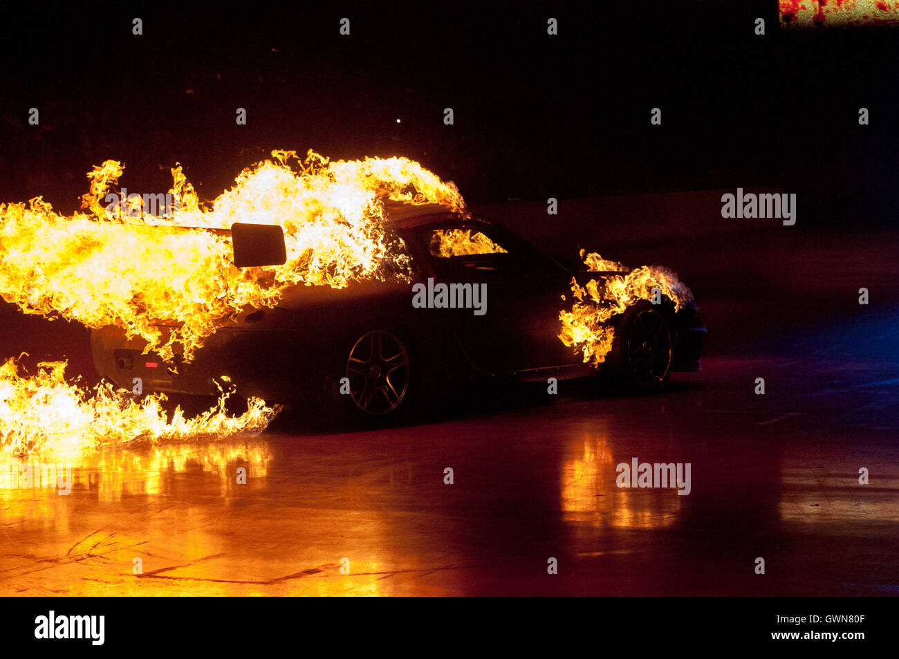 Un nero auto in fiamme durante la Clarkson, Hammond e possono vivere, che ha girato subito dopo i tre presentatori sinistra BBC Top Gear Foto Stock