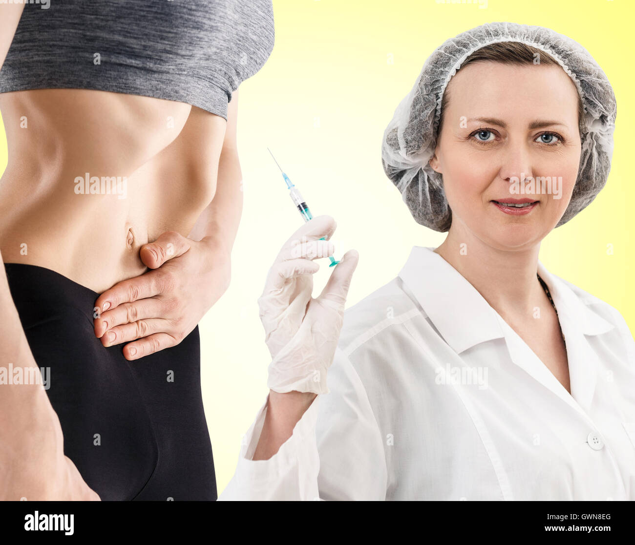 Medico donna con la siringa con la pancia del paziente su sfondo giallo Foto Stock