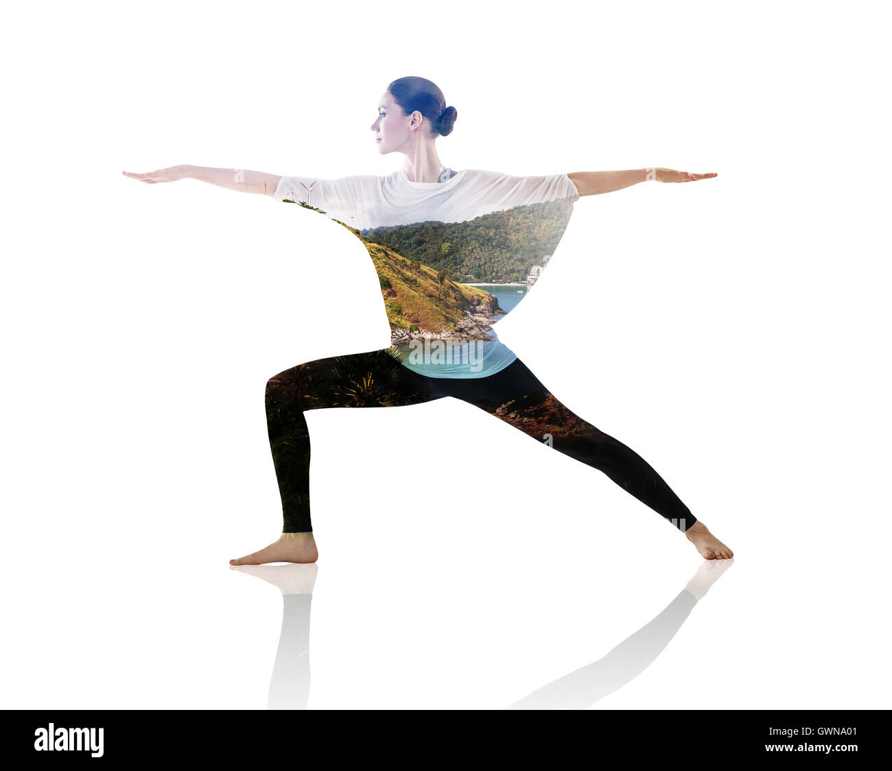 Doppia esposizione della donna facendo esercizio di yoga e di mare Foto Stock