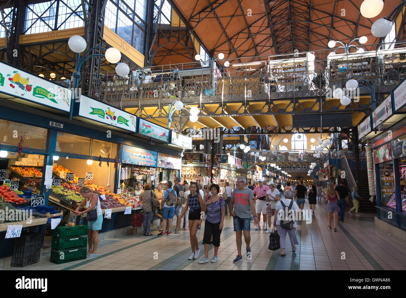 Il Grande Mercato Coperto, meglio conosciuto come il mercato centrale di Budapest si trova vicino al Ponte Szabadság, sul lato Pest. Foto Stock