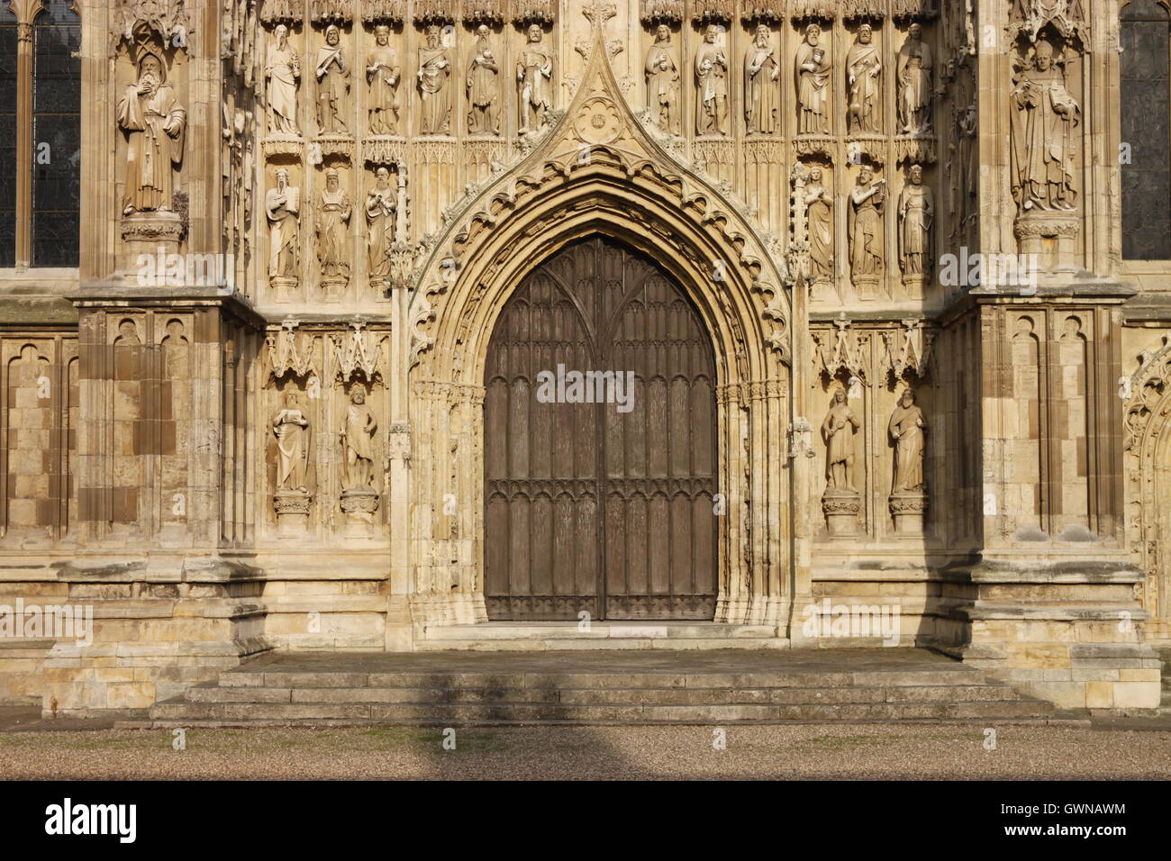 Beverley streetscenes mostra porta occidentale del centro storico di stile gotico del XIII secolo minster chiesa collegiata di San Giovanni Foto Stock