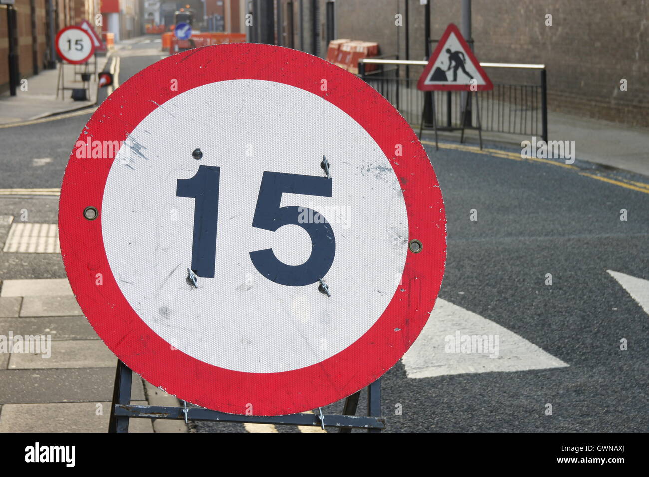 Insolito il limite di velocità, 15 mph cartello stradale, grandi 15 accedi backstreet in Hull come parte della città di cultura Foto Stock